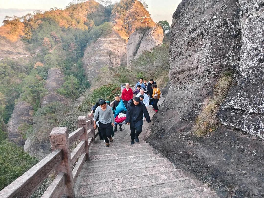 冠豸山游客突发心脏病 多方联动上演暖心救援