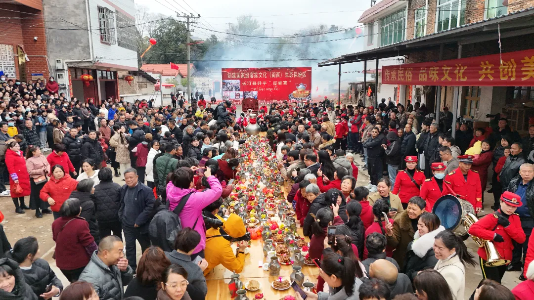 长汀县濯田镇升平村“百壶宴” 。朱芳彬 摄.JPG