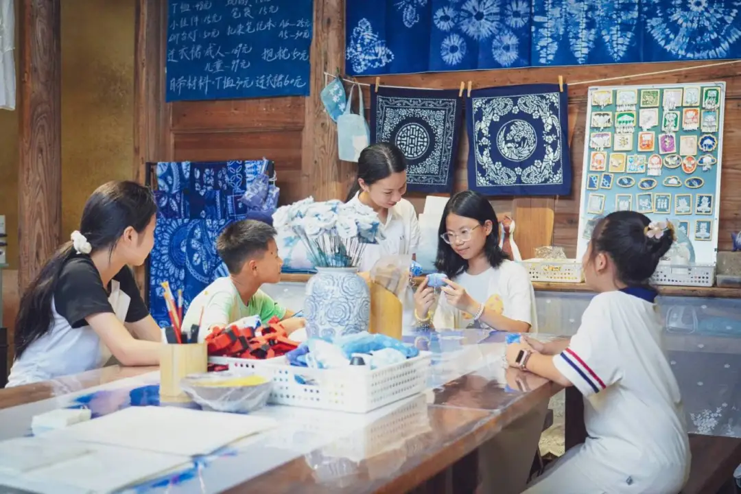 长汀县三洲镇三洲村乡村文化会客厅内,学生正在体验扎染工艺。 章宸睿 摄.jpg