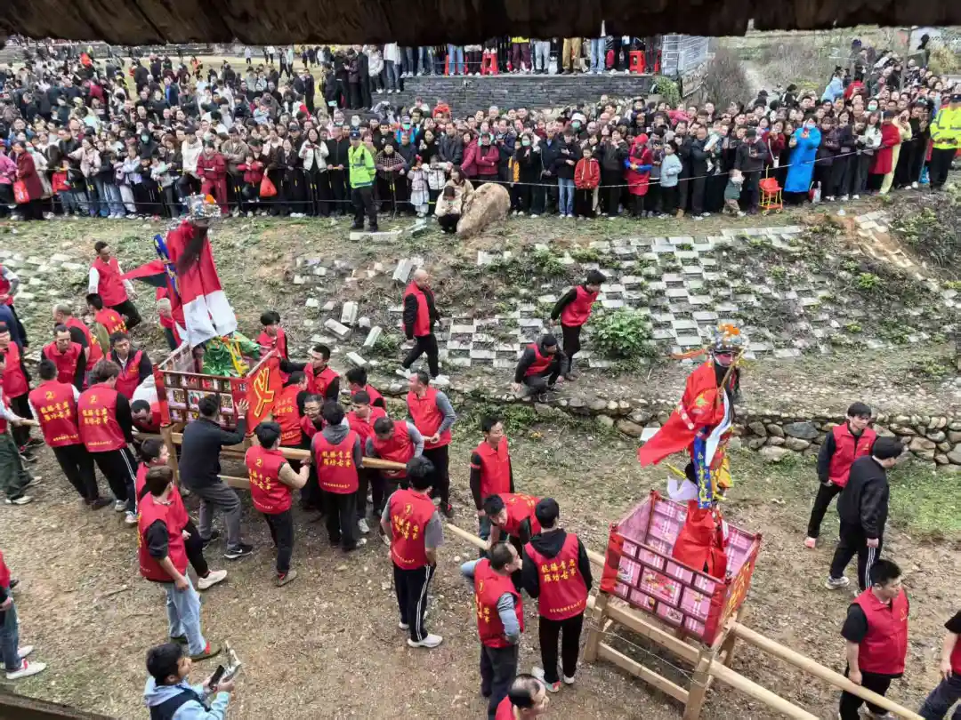 澎湃新闻报道！连城“走古事”与“游大龙”：数百年的客家年味狂欢