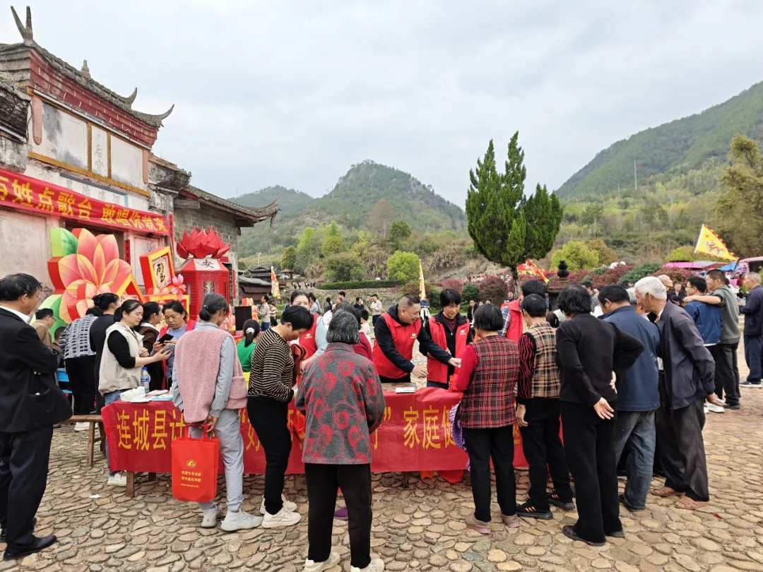 连城：花灯传文明 婚育树新风