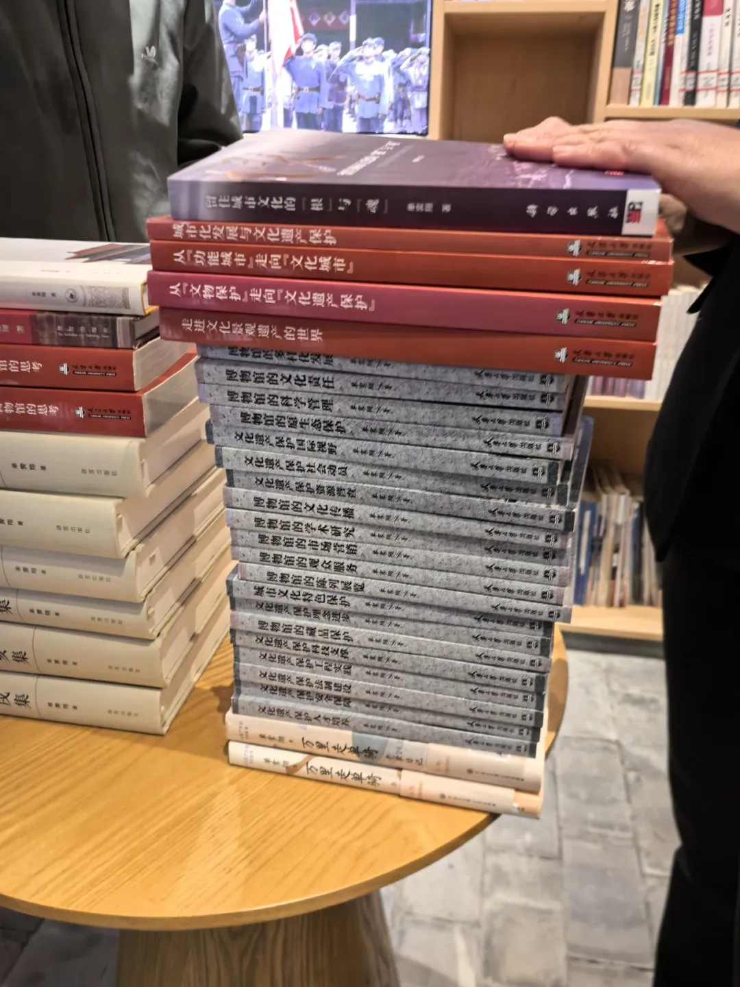 “故宫看门人”单霁翔千里赠书情系连城