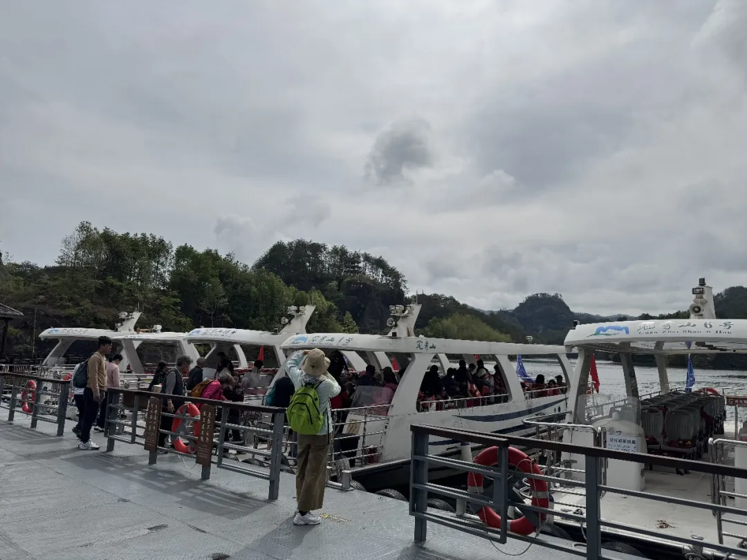 连城冠豸山：清明踏青正当时 景区迎来客流小高峰