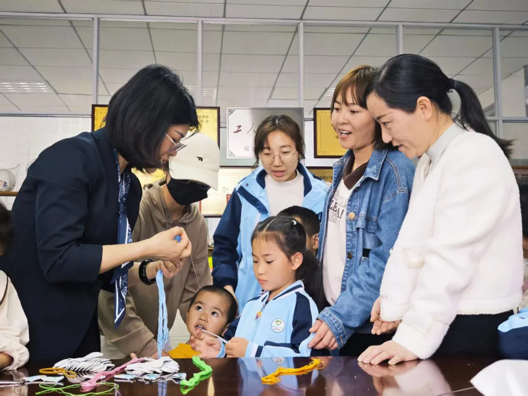 萌娃变身“棒球小匠人”！连城这场亲子研学活动别开生面