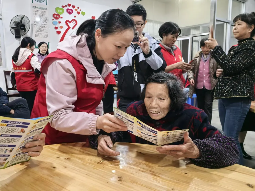 连城：清明话传统 敬老送温情