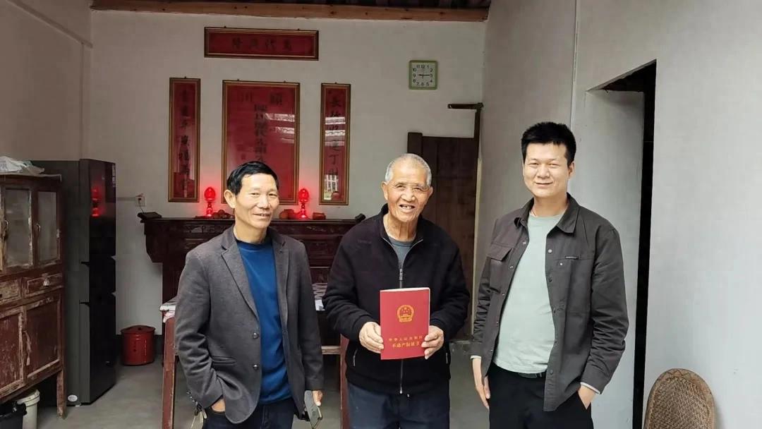 耄耋老人终圆梦！八旬高龄顺利领取不动产权证！