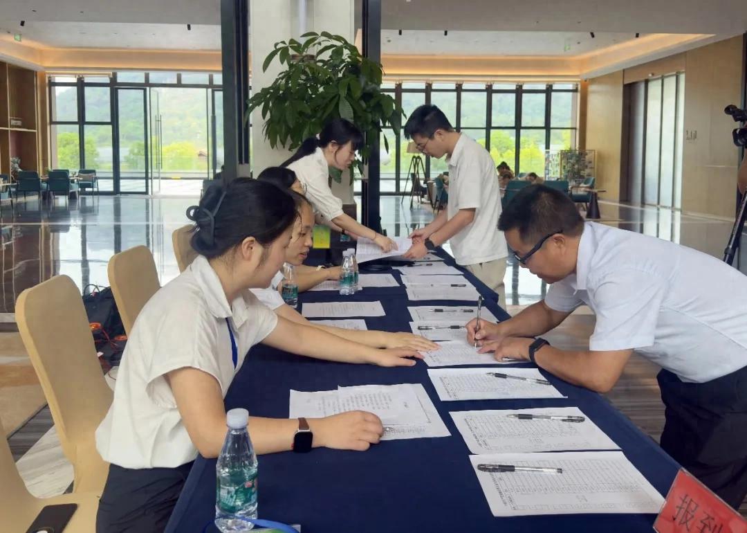 【聚焦党代会】出席中国共产党连城县第十五次代表大会的代表向大会报到