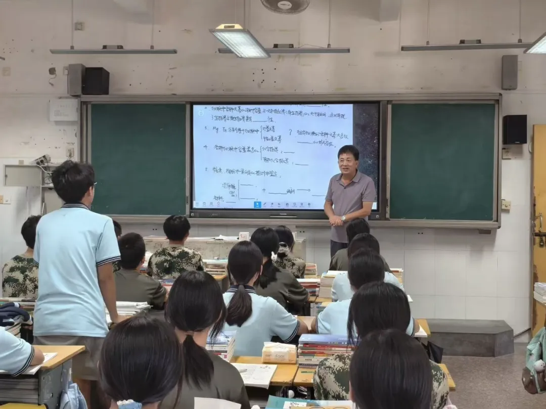 【教师风采】华庆恒：深耕教坛三十八年 初心如磐守杏坛