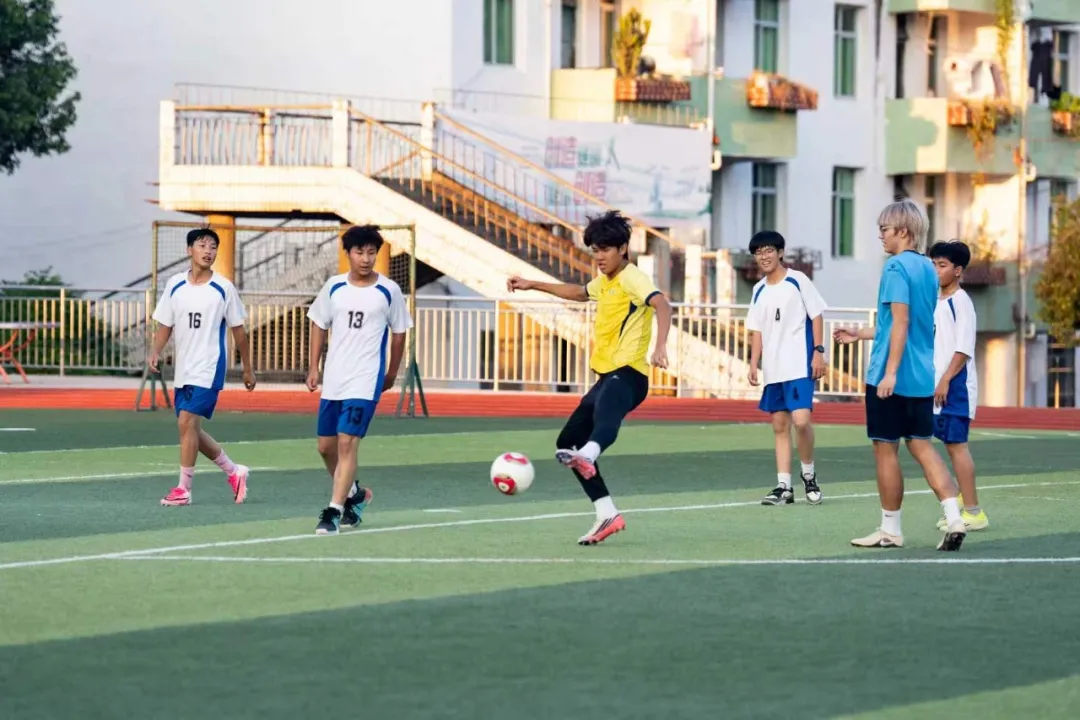 闽超龙岩队球员走进庙前中学点亮少年足球梦